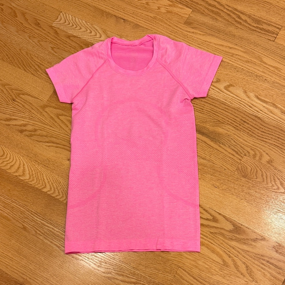 Pink lululemon swiftly tech short sleeve hip length size 4 EEUC
